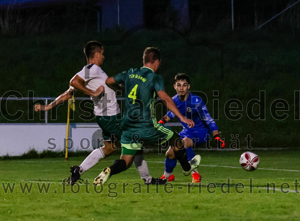 2023-09-01_121_FC_Schwaig_gegen_TSV_Gruenwald | Oberding, Deutschland, 01.09.2023:
Fußball, Landesliga Südost 2023 / 2024, 9. Spieltag, FC Schwaig gegen TSV Grünwald, Endergebnis: 3:1

Raffael Ascher (FC Schwaig, #9), Markus Kreuzeder (TSV Grünwald, #4), Torwart Lukas Brandl (TSV Grünwald, #22)

Foto: Christian Riedel / fotografie-riedel.net