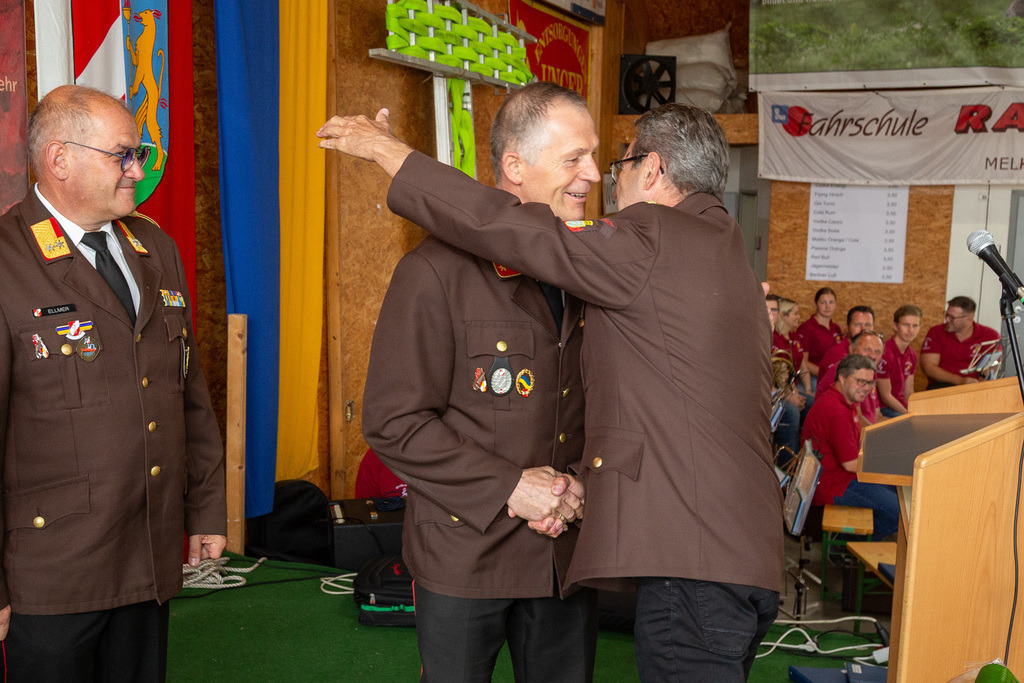 45_Ansprachen - Ehrungen_045 | Fotodoku der Festmesse im FF-Haus Loosdorf anlässlich der Fahrzeugweihe und in Dienststellung der neuen Einsatzfahrzeuge der FF-Loosdorf.