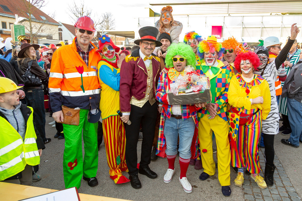03_PRÄMIERUNG_9992 | Fotostrecke: FASCHINGSUMZUG 2025 in Loosdorf. 22 Masken(gruppen)-Teilnehmer: Loosdorfer Vereine, Wirtschaftstreibende, Gemeindeabordnungen sowie Kreditinstitute. rund 700 Besucher entlang der Hauptstrasse. Veranstaltungs-Sicherung durch Mannschaft der FF-Loosdorf mit schwerem Gerät. Maskenprämierung am EKZ-Platz durch Bgm. Thomas Vasku in den Kategorien: Bester Festwagen (Fa. gkonzept-Groissenberger; Beste Personengruppe-ASK-Loosdorf; Beste Einzelperson; Weiteste Anreise-FF Schollach;