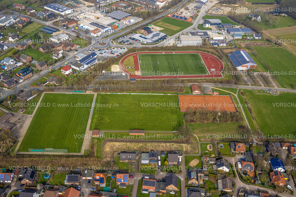 Lippetal240307113 | Luftbild, Sportzentrum Am Sportplatz, Fußballstadion, Leichtathletikstadion und Tennisplätze, SC Lippetal e.V., Gewerbegebiet Herzfeld, Baustelle und Neubau, Lippetal, Herzfeld, Nordrhein-Westfalen, Deutschland