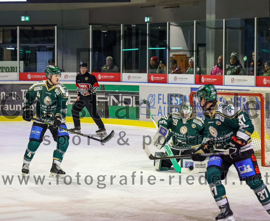 2025-11-25_069_TSV_Erding_gegen_EHF_Passau_Black_Hawks | Erding, Deutschland, 25.11.2025:Eishockey, Oberliga Süd 2025 / 2026, 20. Spieltag, TSV Erding gegen EHF Passau Black Hawks, Endergebnis: 2:3 n.V.Jesse Kauhanen (Erding Gladiators, #4), Torwart Leon Meder (Erding Gladiators, #39), Thomas Matheson (Erding Gladiators, #37)Foto: Christian Riedel / fotografie-riedel.net