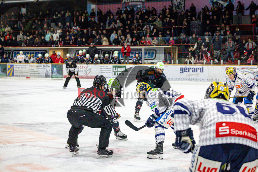 Peißenberg MINERS gegen ESC Geretsried RIVERRATS | Eishockey Bayernliga 2025/26 Vorbereitung, Peißenberg MINERS gegen ESC Geretsried RIVERRATS, 20251005,Bully, Zuschauer im Hintergrund,2025-10-05 in Peißenberg (flatbuy Arena Peißenberg), Copyright: WolfgangxLindner www.foto-lindner.de
