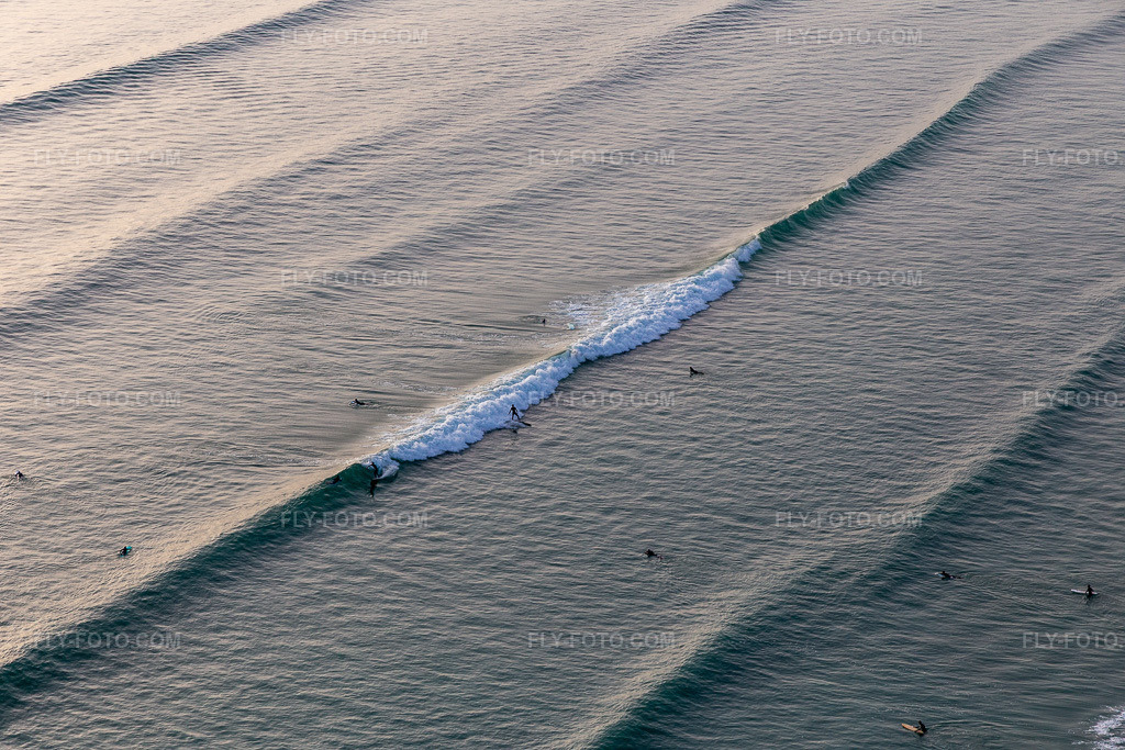 Aerial view: Wave surfers in front of the Plage de Tronoën in Saint-Jean-Trolimon in the state Finistere, France. – Photo: IMG_132553.jpg taken on 06/17/2022 by Werner Riehm/FLY-FOTO.com – Resolution of the original: 5472 x 3648 px