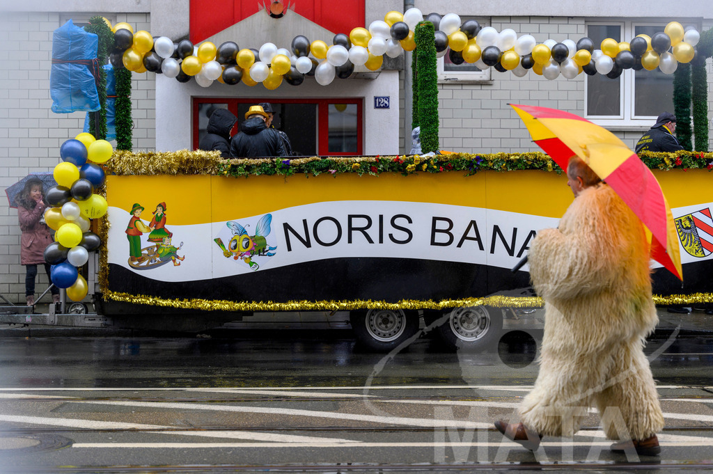 _DWA2217 | Trotz Nieselregen schlängelte sich der „Gaudiwurm“ am Sonntag durch die Nürnberger Innenstadt an tausenden Faschingsfans vorbei.  Nürnberg, 11.02.2024 - Realisiert mit Pictrs.com