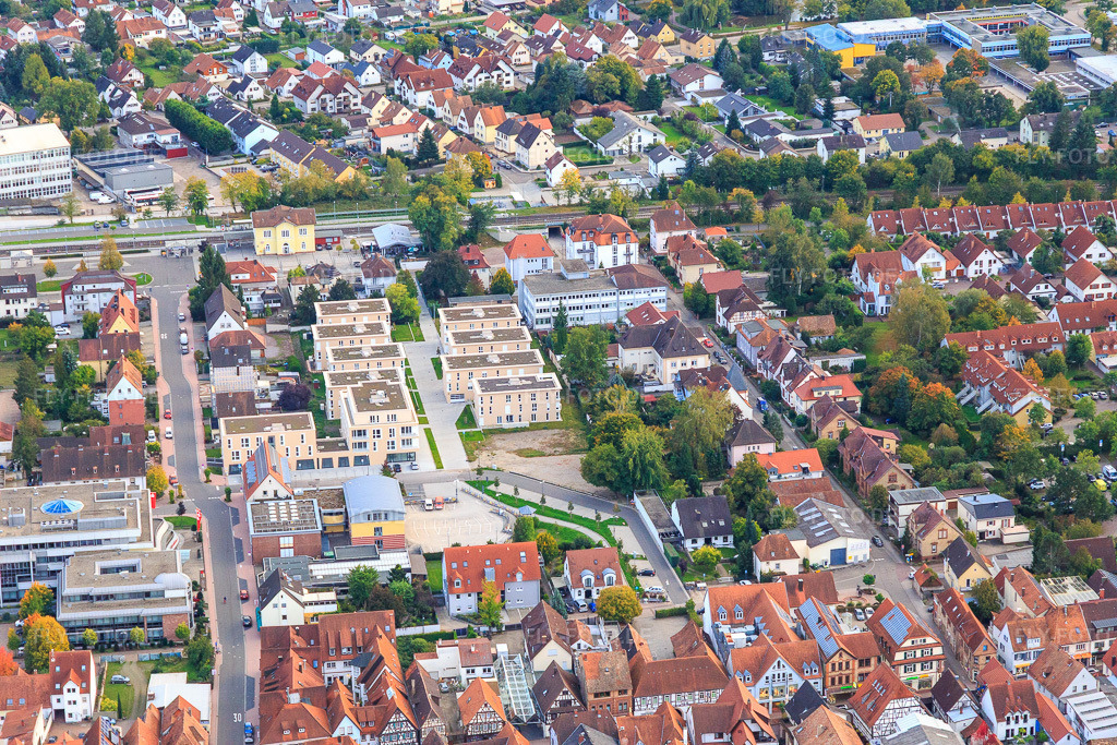 Luftbild: Sparkasse, VG-Verwaltung und Wohnsiedlung Im Stadtkern aus Nordosten in Kandel im Bundesland Rheinland-Pfalz in Deutschland. Foto: IMG_103881.jpg vom 01.10.2017 durch Werner Riehm/FLY-FOTO.de