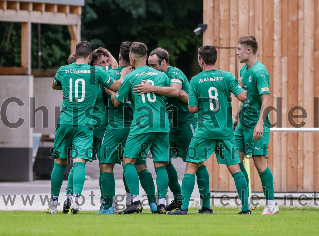 2023-08-26_100_TSV_Ebersberg_gegen_TSV_Oberpframmern | Ebersberg, Deutschland, 26.08.2023:
Fußball, Kreisliga 2023 / 2024, 2. Spieltag, TSV 1877 Ebersberg gegen TSV Oberpframmern, Endergebnis: 5:1

Jubel nach dem 1:0 durch Felix Hoppe (TSV 1877 Ebersberg, #17)
Maximilian Volk (TSV 1877 Ebersberg, #10), Dominik Pries (TSV 1877 Ebersberg, #16), Georg Münch (TSV 1877 Ebersberg, #9), Florian Obermair (TSV 1877 Ebersberg, #8)

Foto: Christian Riedel / fotografie-riedel.net