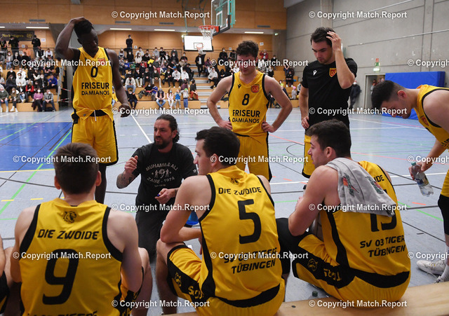 Basketball Regionalliga SV03 Tuebingen - TSG Reutlingen | Basketball 2021/2022    13.02.20221.Regionalliga SuedwestSV03 Tuebingen - TSG ReutlingenAuszeitansprache von Sv03 Tuebingen-Trainer Manuel Pasios (Mitte)FOTO: ULMER PressebildagenturxxNOxMODELxRELEASExx