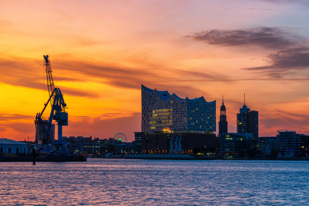 10260204 - Michel und Elbphilharmonie im Abendrot | Blick über die Elbe auf die Elbphilharmonie und den Michel vor einem wunderschönen Abendhimmel. 