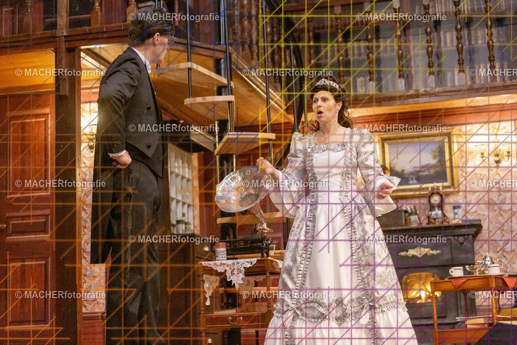 329_MFL-2025 | Portraitbilder von Regisseur; Darsteller; Techniker; Maske; Kostüme; Chor; Musiker; Bilderserie der Generalprobe und der Premierenvorstellung, Szenenbilder; Ausdrucksstudien; Bühnenüberblick; Bühnenkulissen; Pressefotos inkl. Redaktionsfoto Darstellergruppe.