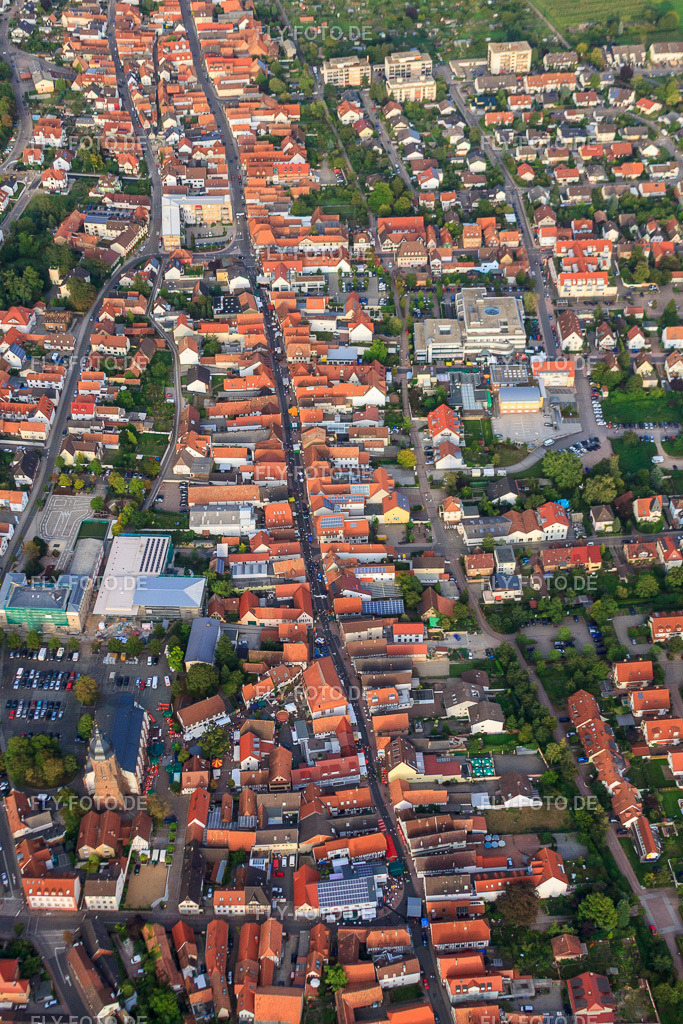 Stadtfest 2011 in der Hauptstr | Luftbild: Stadtfest 2011 in der Hauptstr in Kandel im Bundesland Rheinland-Pfalz in Deutschland. Foto: IMG_44999.jpg vom 03.09.2011 durch Werner Riehm/FLY-FOTO.de - Realisiert mit Pictrs.com