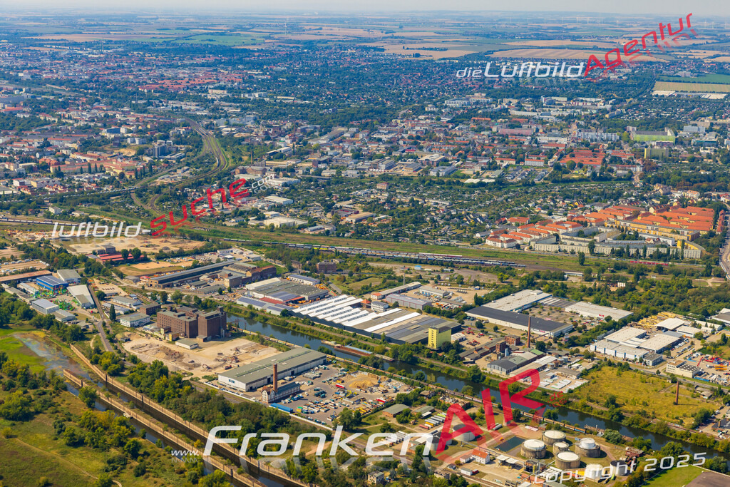 Luftaufnahme Industriehafen Magdeburg - Die Luftaufnahme wurde 2025 vom UL-Flugzeug heraus erstellt ( ohne Drohne ) - Hochauflösende Luftaufnahme - für professionelle Ausdrucke geeignet. Die Geschenkidee !Mit Lizenz und Bildrechte bestellbar
