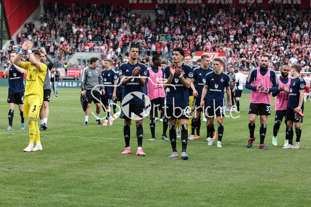 SSV Jahn Regensburg - Hamburger SV | Die Spieler des HSV feiern mit den mitgereisten fAns den Sieg in Regensburg / Jubel / Auswaertssieg / Freude / Ultras / DFL REGULATIONS PROHIBIT ANY USE OF PHOTOGRAPHS AS IMAGE SEQUENCES AND/OR QUASI-VIDEO/ / Daniel HEUER FERNANDEZ / Robert GLATZEL