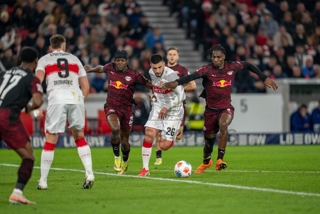 VfB Stuttgart vs. RB Leipzig, Fussball, 1. Bundesliga, 26. Spieltag, 15.03.2026 | Castello Lukeba (RB Leipzig, #23) und Ezechiel Banzuzi (RB Leipzig, #06) gegen Deniz Undav (VfB Stuttgart, #26),VfB Stuttgart vs. RB Leipzig, Fussball, 1. Bundesliga, 26. Spieltag, 15.03.2026Foto: photosbyphips/Philip Ziegler