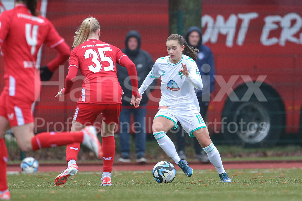 Fussball, Testspiel Frauen, SV Werder Bremen - FC Twente Enschede | v.li.: Tuana Mahmoud (geb. Keles, SV Werder Bremen, 10) am Ball, Einzelbild, Ganzkörper, Aktion, Action, Spielszene