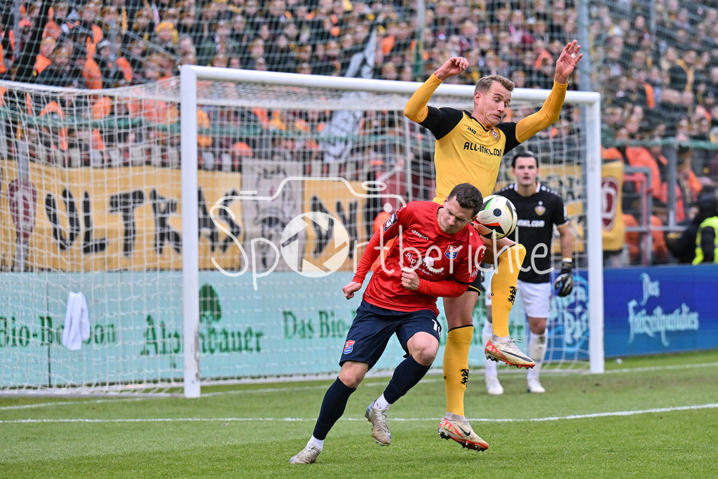 SpVgg Unterhaching - Dynamo Dresden | Im Duell Sebastian MAIER (SpVgg Unterhaching 10) und Lukas BOEDER (Dynamo Dresden 29) / Zweikampf / 3. Liga: SpVgg Unterhaching - Dynamo Dresden, Uhlsportpark am 21.12.2024