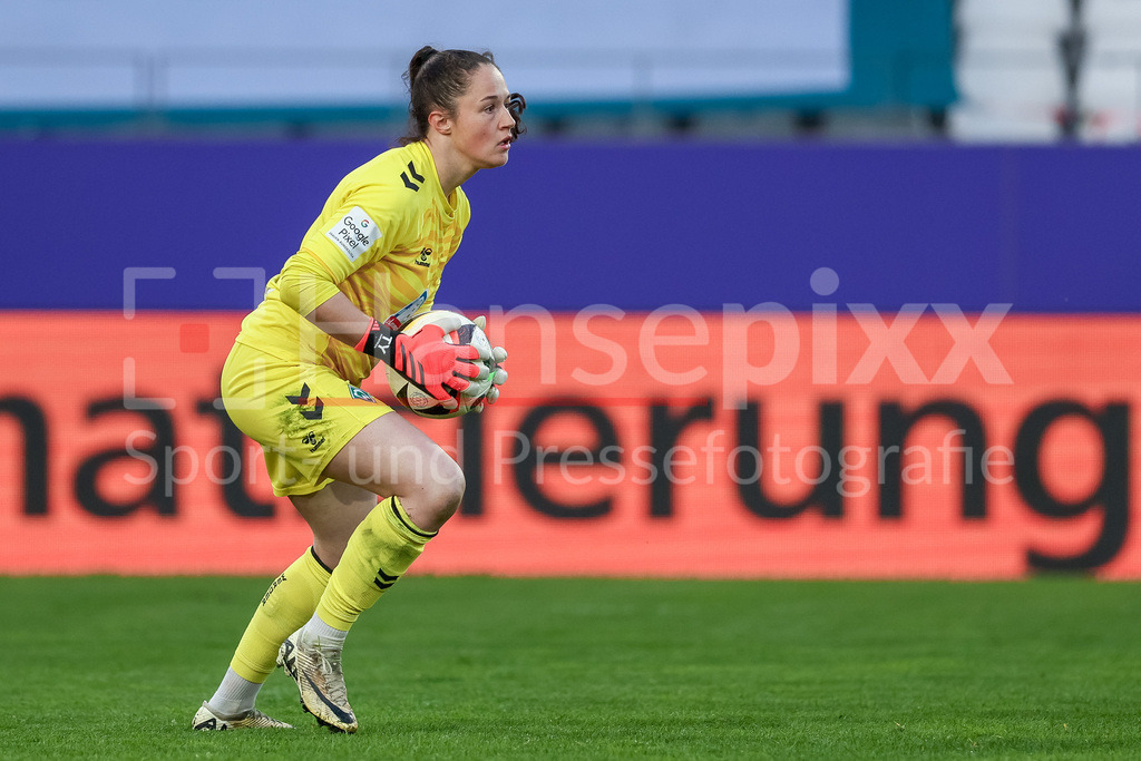 Fussball, Google Pixel Frauen-Bundesliga, SGS Essen - SV Werder Bremen | v.li.: Livia Peng (Torhüterin, Torwart, SV Werder Bremen, 1) am Ball, Freisteller, Einzelbild, Ganzkörper, Aktion, Action, Spielszene, DIE DFB-RICHTLINIEN UNTERSAGEN JEGLICHE NUTZUNG VON FOTOS ALS SEQUENZBILDER UND/ODER VIDEOÄHNLICHE FOTOSTRECKEN. DFB REGULATIONS PROHIBIT ANY USE OF PHOTOGRAPHS AS IMAGE SEQUENCES AND/OR QUASI-VIDEO.