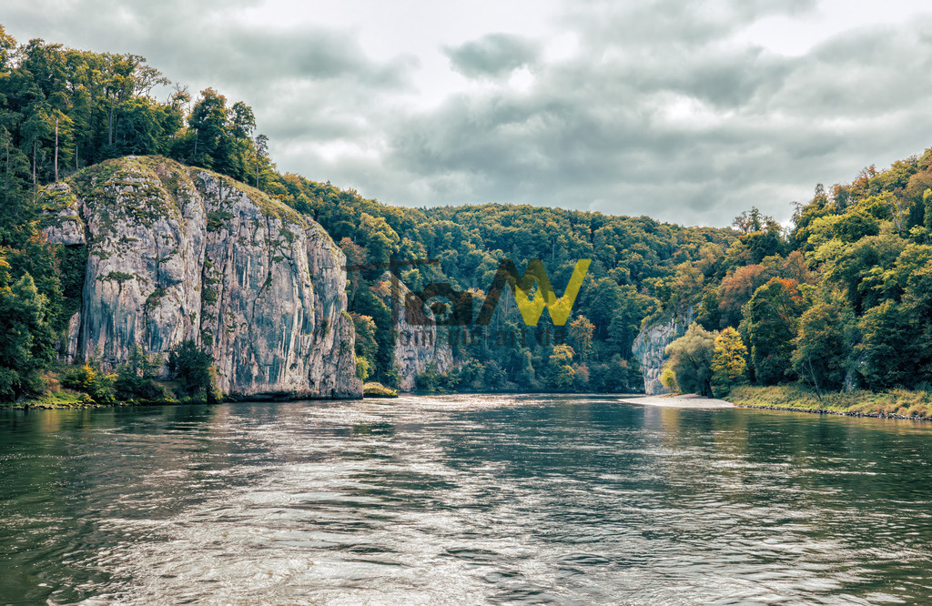 Donaudurchbruch im Altmühltal bei Kehlheim-Weltenburger Enge | Das Bild zeigt die Weltenburger Enge, auch bekannt als Donaudurchbruch, ein beeindruckendes Naturdenkmal in Bayern. Es handelt sich um ein Naturschutzgebiet, in dem sich die Donau auf rund 5 Kilometern ihren Weg durch bis zu 70 Meter hohe Kalkfelsen bahnt. Die Weltenburger Enge zählt zu den ältesten Naturschutzgebieten Bayerns und wurde 2020 als „Erstes Nationales Naturmonument Bayerns“ ausgezeichnet.  - Realisiert mit Pictrs.com