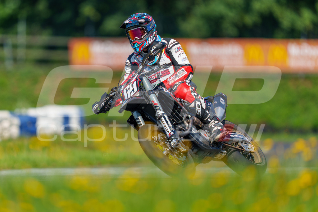 SuperMoto_Staatsmeisterschaft_Greinbach_319 | GRIPcapture steht für authentische Sportfotografie in Österreich – für Momente, die mehr sind als Geschwindigkeit oder Ergebnis. Es geht um Emotion, Spannung, Fokus und den Augenblick, der oft nur einen Wimpernschlag dauert.Ob Motorsport, Teamsport oder 