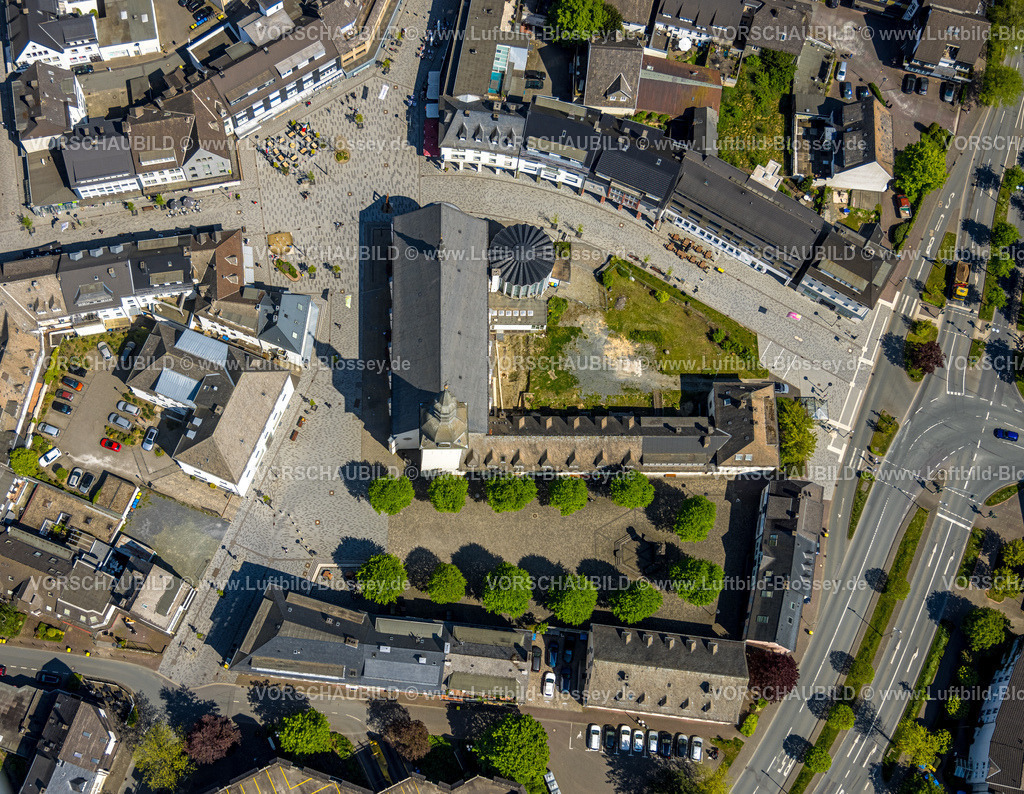 Meschede240506000 | Luftbild, St. Walburga katholische Kirche, Stiftsplatz, Meschede-Stadt, Meschede, Sauerland, Nordrhein-Westfalen, Deutschland
