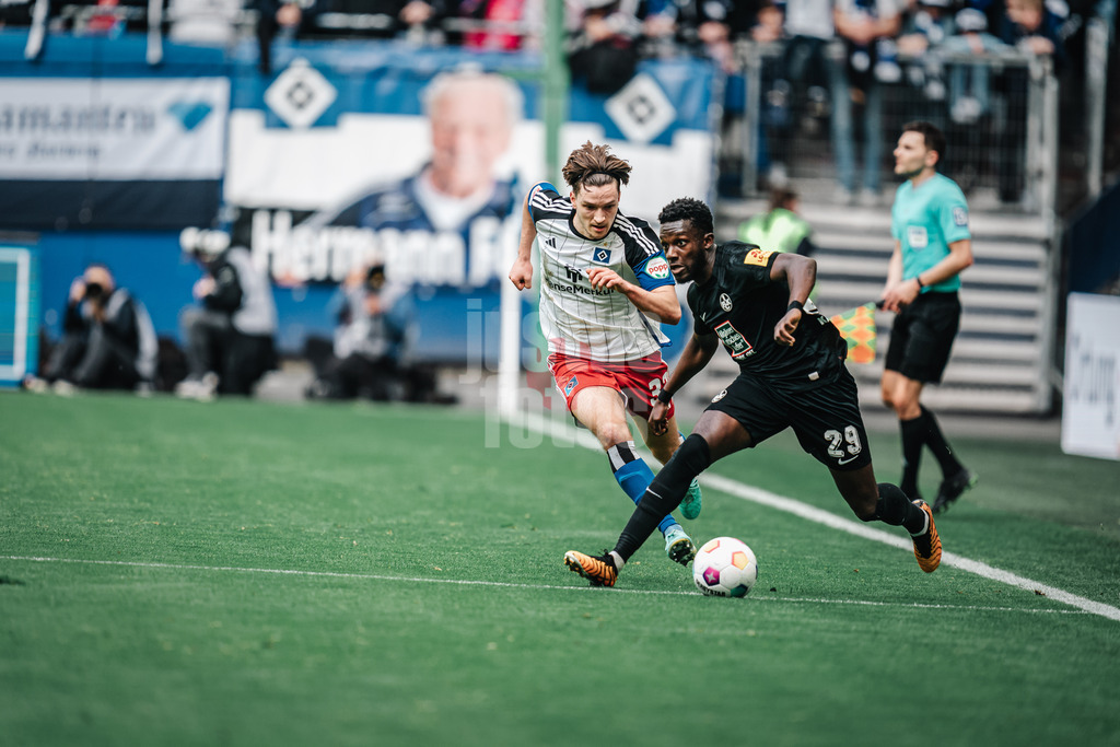 Fußball | Männer | Saison 2023/2024 | 2. Fußball-Bundesliga | 28. Spieltag | Hamburger SV vs. 1. FC Kaiserslautern | 06.04.2024 | v.l. Noah Katterbach (#33, HSV) und Richmond Tachie (#29, 1. FC Kaiserslautern)