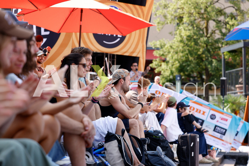 Obi BeachTour 2026 - Basel | BASEL, SWITZERLAND - JULY 19: Fans during the Obi BeachTour 2026 match between CSONTOS / DEECKE (SUI) and FLÜCKIGER / DEMIERRE (SUI) at Barfüsserplatz on July 19, 2026 in Basel, Switzerland. - Realisiert mit Pictrs.com