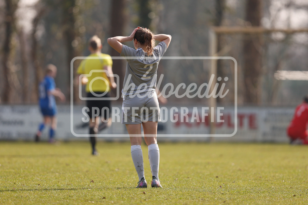 Fußball I Frauen I Saison 2025-2026 I Oberliga Niedersachsen I 15. Spieltag I SV Meppen 1912 e.v. U20 2 - BW Hollage -45 | Katleen Strunk (2, BW Hollage) Kann es nach einer Chance von Hollage nicht fassen. - Realisiert mit Pictrs.com