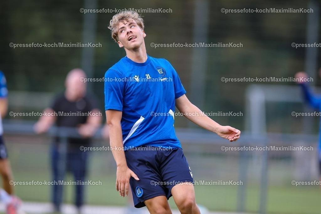 KSC02092502217 | 02.09.2025, Fußball, Training Karlsruher SC, 2. Fußball Bundesliga, Trainingsplatz am BBBank Wildpark Stadion Karlsruhe, Saison 2025 2026: Meiko Wäschenbach (KSC #21) grimasse 