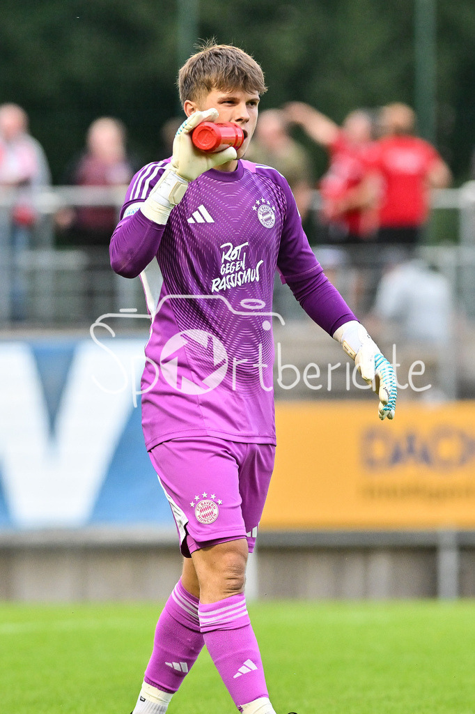 FC Memmingen - FC Bayern Amateure | im Bild Jannis BAERTL (FC Bayern München II #1) / Einzelfoto / Freisteller / Regionalliga Bayern: FC Memmingen - FC Bayern München II; Arena Memmigen am 29.08.2025