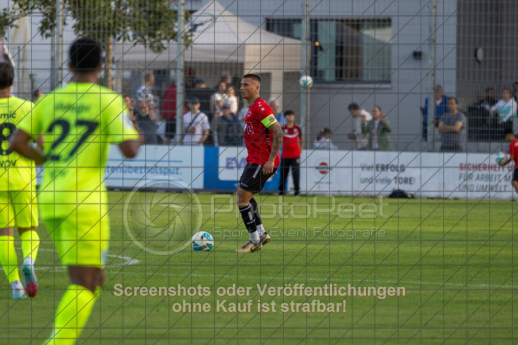 20250729_193607_0109 | #,1.Göppinger SV (rot) vs. SV Stuttgarter Kickers (gelb), Fussball, DB-Regio-WFW-Pokal - wfv, 2.Runde, Saison 2025/2026, Rasensportplatz Stadion SV Göppingen, Hohenstaufenstr. 116, 73033 Göppingen, 29.07.2025 - 19:00 Uhr,Foto: PhotoPeet-Sportfotografie/Peter Harich