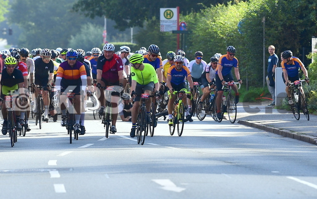 KBS Picture_Cyclassica-Hamburg_200823_012 | Hamburger Strasse Rellingen , Sturz im 100KM Feld ,
Bemer Cyclassics Hamburg Radrennen 2023 , 
Durch Hamburg und Schleswig-Holsten ,
UCI-WorldTour-Rennen Profi-Elite Herren ca.200KM , 
Amateurradfahrer Jedermann Rennen 60KM ,
Amateurradfahrer Jedermann Rennen 100KM , - Realisiert mit Pictrs.com