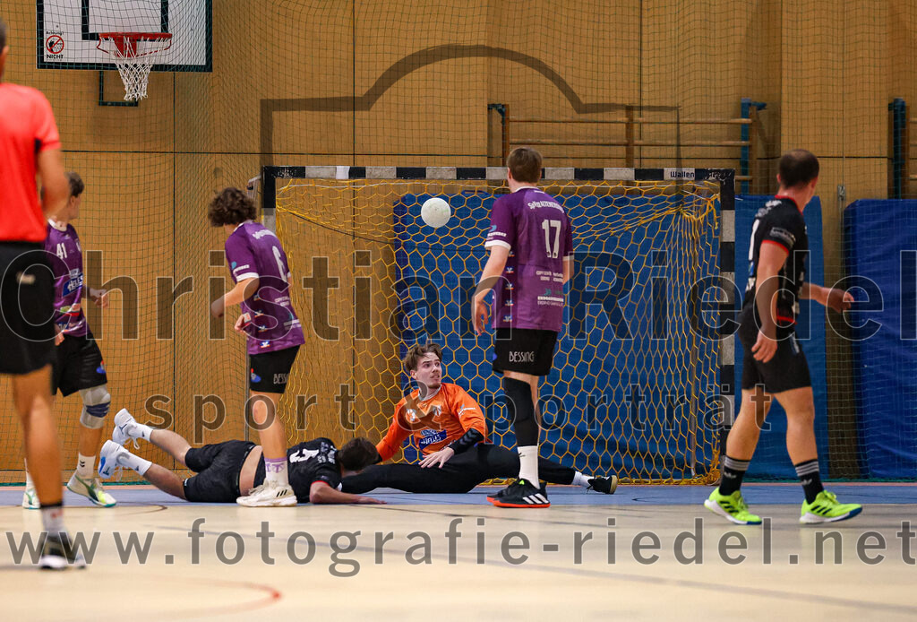 2024-09-21_081_SpVgg_Altenerding_gegen_TSV_1861_Mainburg | Erding, Deutschland, 21.09.2024:Handball, Bezirksoberliga Männer 2024 / 2025, 1. Spieltag, SpVgg Altenerding gegen TSV 1861 Mainburg, Endergebnis: 36:20Jabob Köhler (SpVgg Altenerding, #6), Torwart Jannik Fleps (SpVgg Altenerding, #33), Niklas Fleps (SpVgg Altenerding, #17)Foto: Christian Riedel / fotografie-riedel.net