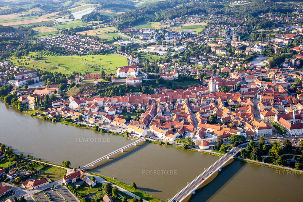 Luftbild: Altstadt von Süden hinter den Brücken über die Drau/Dravo in Ptuj im Bundesland Slowenien in Slowenien. Foto: IMG_137317.jpg vom 08.07.2023 durch Werner Riehm/FLY-FOTO.de