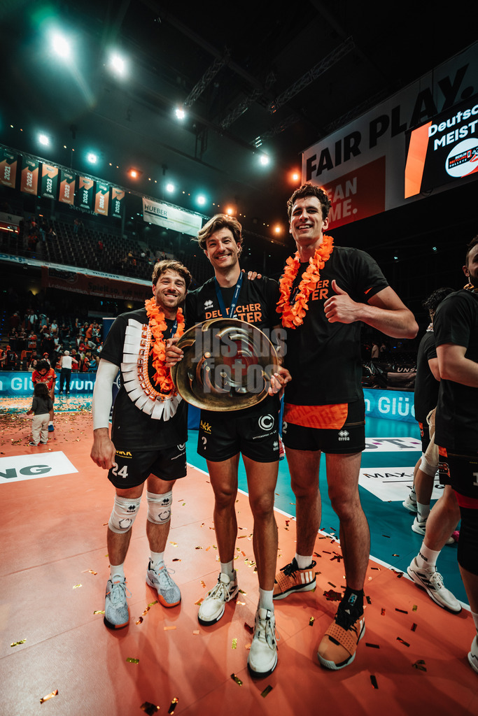 Volleyball | Herren | Saison 2024/2025 | 1. Volleyball Bundesliga Männer | Finale | BERLIN RECYCLING Volleys vs. SVG Lüneburg | 03.05.2025 | v.l. Kyle Dagostino (#24, Berlin Recycling Volleys) Matthew Lambert Knigge (#2, Berlin Recycling Volleys) und Jake Hanes (#22, Berlin Recycling Volleys) mit der Meisterschaftstrophäe