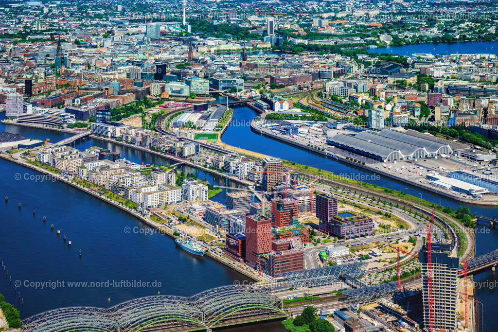 Hamburg_Baakenhafen_Hafencity_ELS_0315200625 | HAMBURG 16.06.2025 Baustellen für Wohn- und Geschäftshäuser im Baakenhafen entlang der der Baakenallee in der HafenCity in Hamburg, Deutschland. Weiterführende Informationen bei: AUG. PRIEN Bauunternehmung (GmbH & Co. KG),  BVE Bauverein der Elbgemeinden eG,  Baugenossenschaft Hamburger Wohnen eG,  Johann Daniel Lawaetz-Stiftung,  Richard Ditting GmbH & Co. KG,  bof architekten,  florian krieger - architektur und städtebau gmbh. // Construction sites for residential and commercial buildings in the Baakenhafen along the Baakenallee in HafenCity in Hamburg, Germany. Further information at: AUG. PRIEN Bauunternehmung (GmbH & Co. KG),  BVE Bauverein der Elbgemeinden eG,  Baugenossenschaft Hamburger Wohnen eG,  Johann Daniel Lawaetz-Stiftung,  Richard Ditting GmbH & Co. KG,  bof architekten,  florian krieger - architektur und staedtebau gmbh. Foto: Martin Elsen