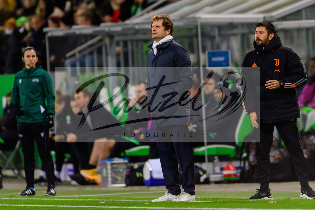 WOBJUV20211118_114 | Fussball, Frauen: Trainer Joe Montemurro (Juventus FC) schaut bei dem Spiel der UEFA Women´s Champions League zwischen VfL Wolfsburg und Juventus Turin im AOK-Stadion am 18.11.2021 in Wolfsburg, Deutschland. - Realisiert mit Pictrs.com