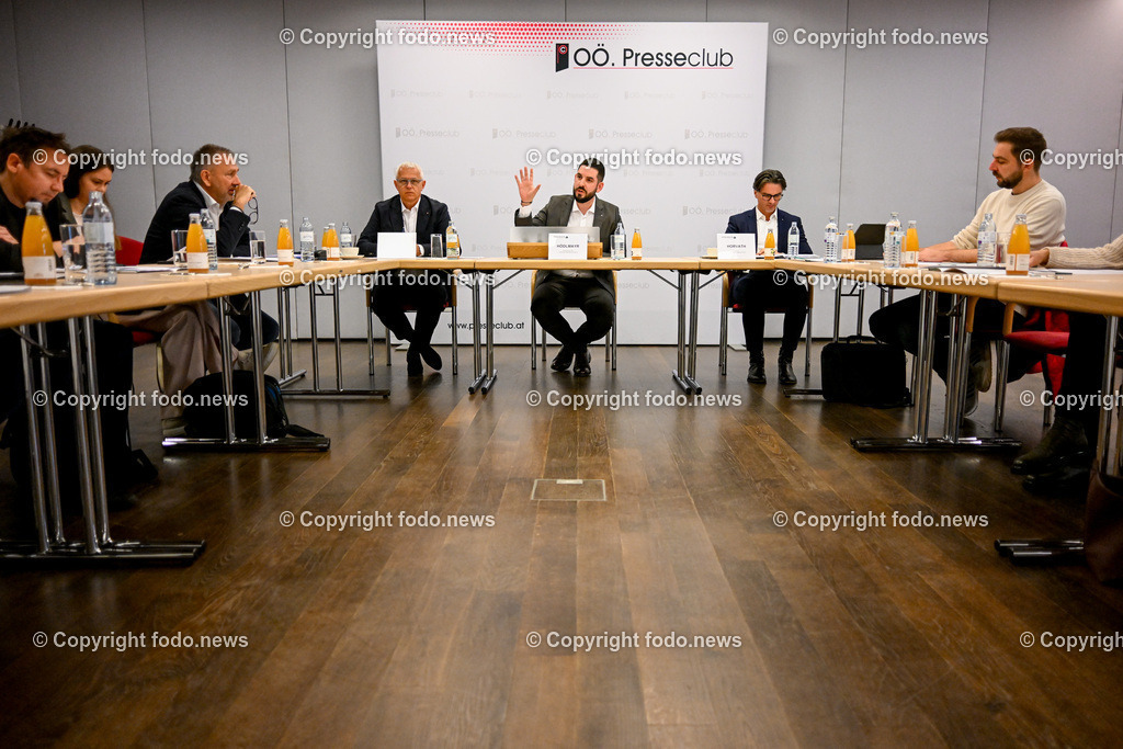 Pressekonferenz Hoedlmayr International GmbH_ 17.04.2024-33 | 17.04.2024, Presseclub Linz, AUT, Pressekonferenz Hoedlmayr International AG, Wirkungsvolle Strategien, verlässlicher Partner - Hoedlmayr baut Marktstellung weiter aus, im Bild Andreas Sundl (COO Hoedlmayr International GmbH), Johannes Alexander Hoedlmayr (designierter Geschaeftsfuehrer Hoedlmayr International GmbH), Robert Horvath (CFO Hoedlmayr International GmbH), Medienvertreter