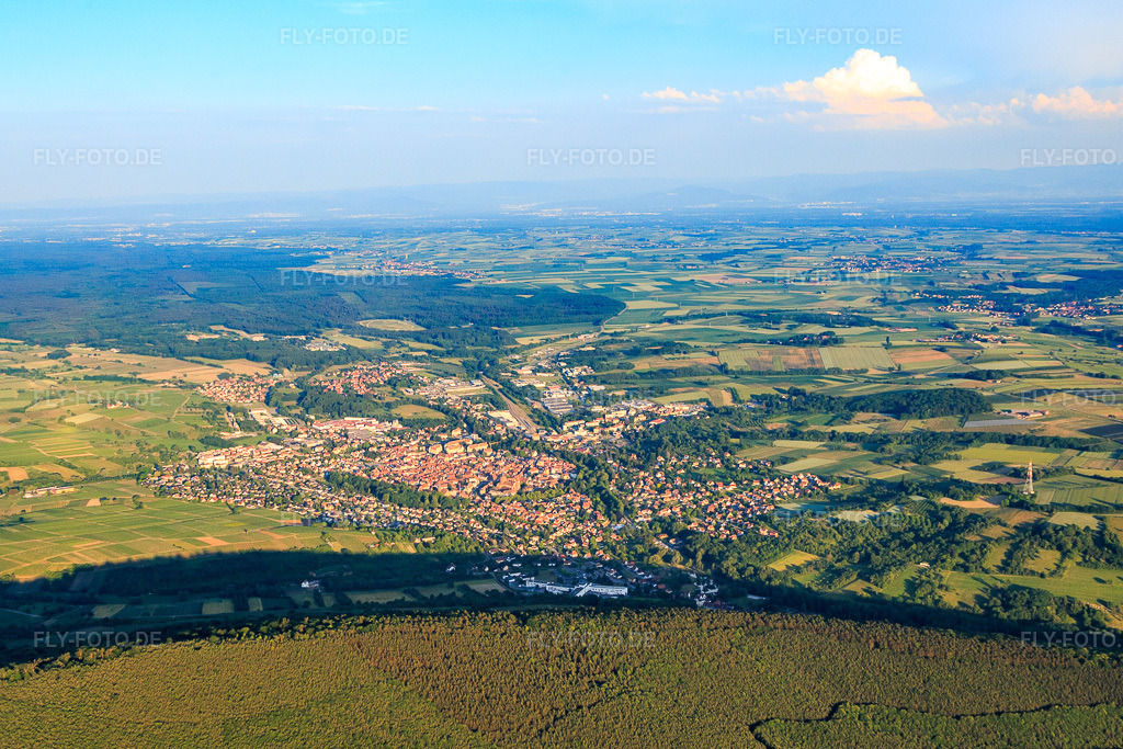 Luftbild: Ortsansicht aus Nordosten in Wissembourg im Bundesland Bas-Rhin in Frankreich. – Foto: IMG_080321.jpg vom 05.06.2015 durch Werner Riehm/FLY-FOTO.de – Auflösung des Originals: 5179 x 3453 px