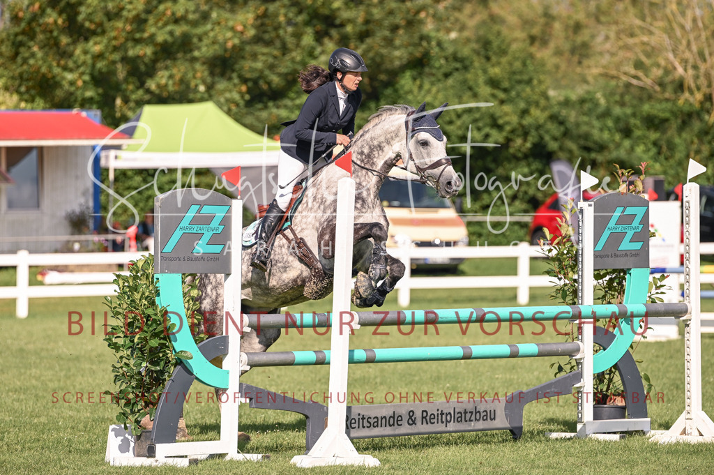 Schugtsche-Düren.2024-07.Amat.Springprf.A__-102 | Schugtsche Fotografie - Realisiert mit Pictrs.com