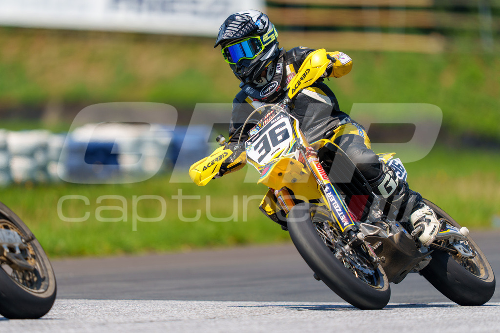 G-Cup + Supermoto Staatsmeisterschaft + Hungarian Supermoto Championship | GRIPcapture steht für authentische Sportfotografie in Österreich – für Momente, die mehr sind als Geschwindigkeit oder Ergebnis. Es geht um Emotion, Spannung, Fokus und den Augenblick, der oft nur einen Wimpernschlag dauert.Ob Motorsport, Teamsport oder 