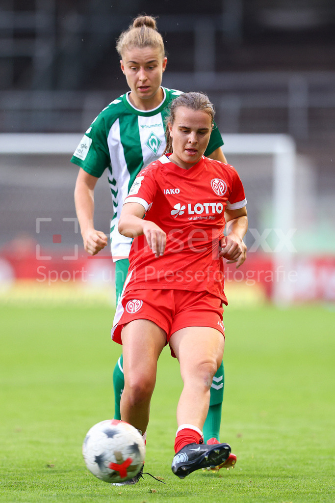 Fussball, Google Pixel Frauen-Bundesliga, 1. FSV Mainz 05 - SV Werder Bremen | v.li.: Michelle Ulbrich (SV Werder Bremen, 5) und Kara Bathmann (1. FSV Mainz 05, 4) im Zweikampf, Duell, Dynamik, Aktion, Action, Spielszene, DIE DFB-RICHTLINIEN UNTERSAGEN JEGLICHE NUTZUNG VON FOTOS ALS SEQUENZBILDER UND/ODER VIDEOÄHNLICHE FOTOSTRECKEN. DFB REGULATIONS PROHIBIT ANY USE OF PHOTOGRAPHS AS IMAGE SEQUENCES AND/OR QUASI-VIDEO.