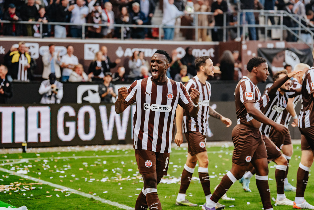 FCS02296 | Der offizielle Shop für FC St. Pauli Fotos. Wähle aus Spielszenen & Fanmomenten dein FCSP Wunschformat. Wir liefern Millerntor-Atmosphäre.