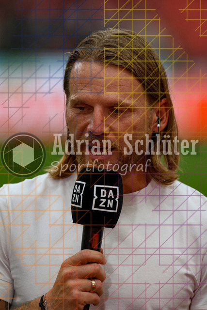 Bayer 04 Leverkusen vs Borussia Mönchengladbach - Bundesliga  | Leverkusen, Deutschland, 21.09.25:   Trainer Eugen Polanski (Borussia Mönchengladbach) im Interview waehrend des Spiels der Bundesliga zwischen  Bayer 04 Leverkusen vs Borussia Mönchengladbach in der BayArena(Foto von Brauer-Fotoagentur / Adrian Schlueter)
