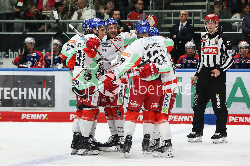Augsburger Panther - Nürnberg ICE Tigers | Jubel der Panther nach dem Tor zum 2-1 durch Mirko SACHER (AEV #12) / Treffer / Freude / Torschuetze / DEL Retro Spiel