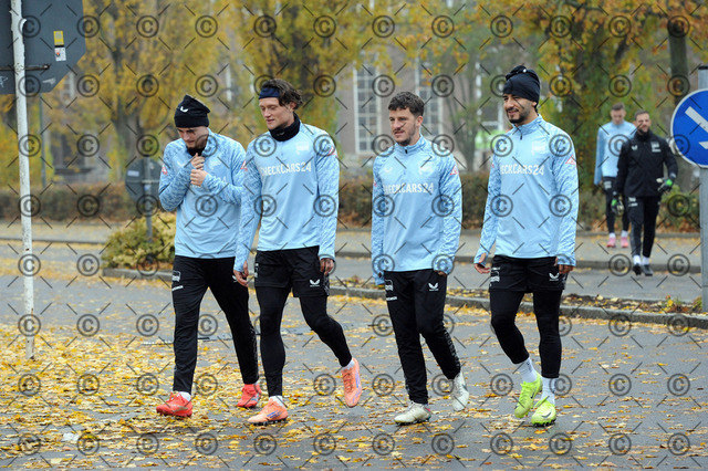 RGE_8009b | Hertha BSC, 2.Bundesliga, Herren, Saison 2025/26, Training,im Bild von li. Marten Winkler ( Hertha BSC ), Fabian Reese ( Hertha BSC ), Diego Demme ( Hertha BSC ), Kevin Sessa ( Hertha BSC ),   Fotograf:  Ralf Gebhardt,  - Realisiert mit Pictrs.com