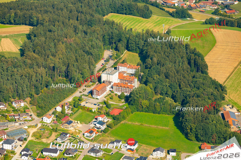 Das Luftbild zeigt : Windischbergerdorf Cham - Die Luftaufnahme wurde 2024 vom UL-Flugzeug aus erstellt ( keine Drohne ) - Hochauflösende Luftaufnahme - Für grossformatige Ausdrucke geeignet. Die Geschenkidee !Mit Lizenz und Bildrechte bestellbar