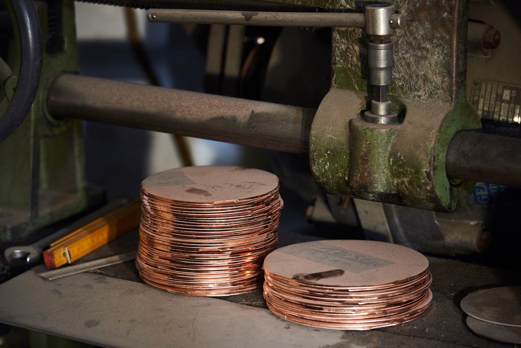 effenberger metalldruecker | Waidhofen an der Thaya, Austria - April 02, 2016: Effenberger Metalldruecker; gestapelte Kupferscheiben für die Weiterverarbeitung. - Realisiert mit Pictrs.com