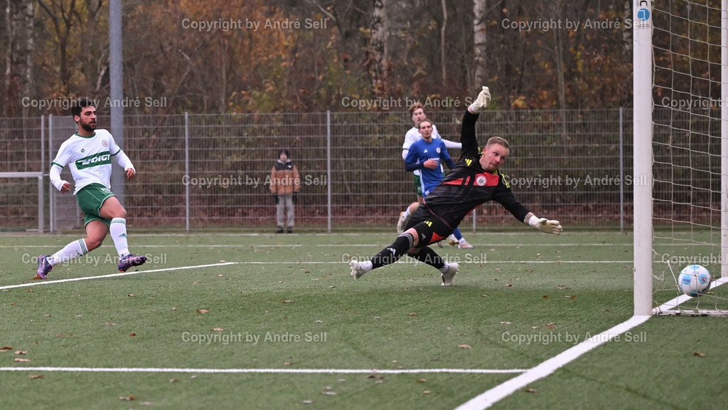 PSV Neumünster vs Oldenburger SV | Mohamed Bouzoumita (PSV #18 erzielt hier das 4-2) / Cedric Cordes (Oldenburg #1) - Fußball-Oberliga Männer 2024/2025 / PSV Neumünster vs Oldenburger SV / Kunstrasenplatz Städtisches Stadion / Neumünster / 23.11.24 - Realisiert mit Pictrs.com