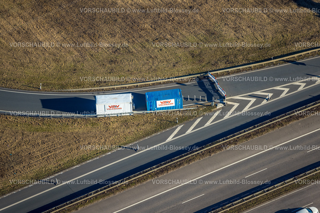 Essen240107047 | Luftbild, gesperrte Rhein-Herne-Kanalbrücke mit rotem Geländer, rote Doppelbogenbrücke, Autobahn A42 Emscherschnellweg, Ebel, Essen, Ruhrgebiet, Nordrhein-Westfalen, Deutschland