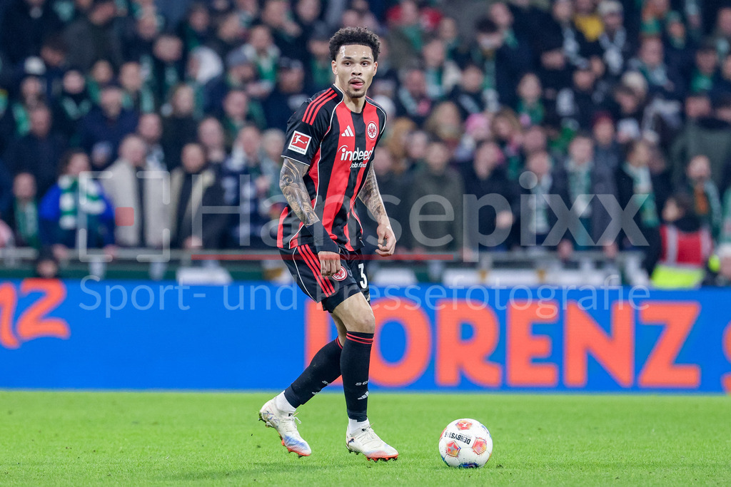 Fussball, Bundesliga, SV Werder Bremen - Eintracht Frankfurt | Nnamdi Collins (Eintracht Frankfurt, 34) am Ball, Freisteller, Einzelbild, Ganzkörper, Aktion, Action, Spielszene, DIE DFL-RICHTLINIEN UNTERSAGEN JEGLICHE NUTZUNG VON FOTOS ALS SEQUENZBILDER UND/ODER VIDEOÄHNLICHE FOTOSTRECKEN. DFL REGULATIONS PROHIBIT ANY USE OF PHOTOGRAPHS AS IMAGE SEQUENCES AND/OR QUASI-VIDEO.
