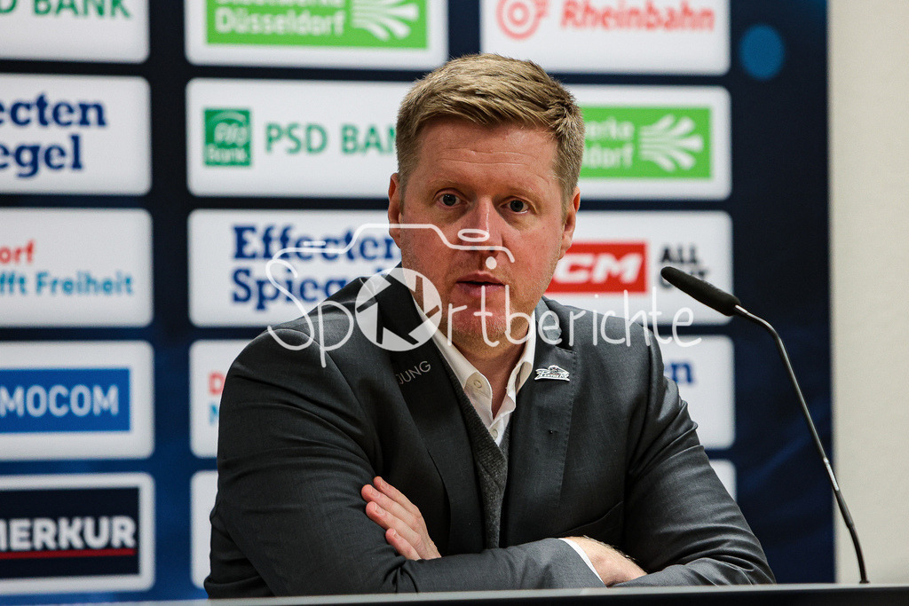 Duesseldorfer EG - Augsburger Panther | Panther Trainer Peter Russell auf der Pressekonferenz nach der Partie in Duesseldorf